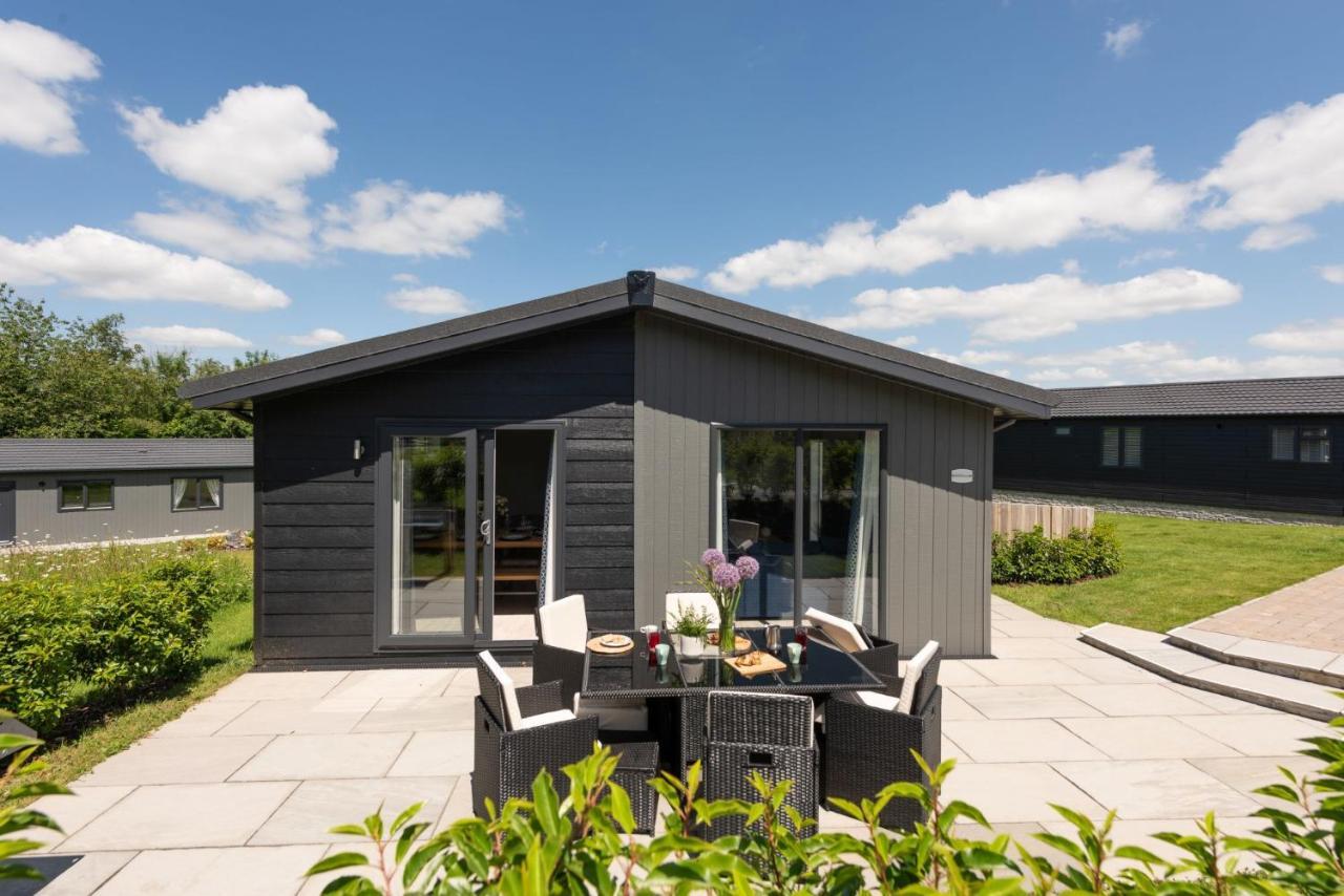 Buttercup Lodge, 33 Roadford Lake Lodges Lifton Exterior photo